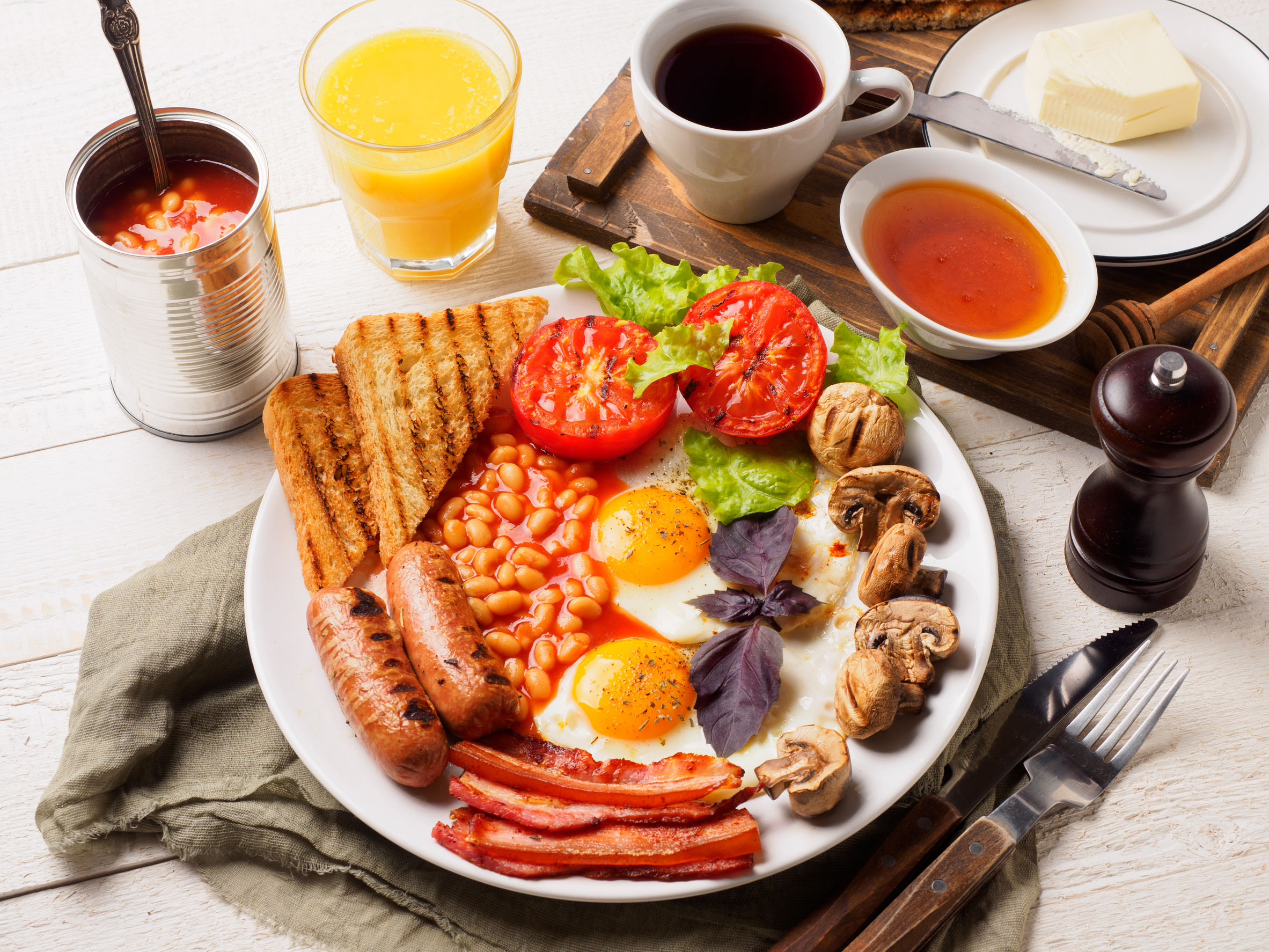 Включи завтрак. English Breakfast with Bread and Jelly Egg Bread Baked Beans and Mushrooms.